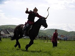Ősmagyar lovasíjász bemutató